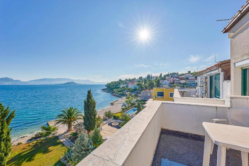 Balcony view over the sea and the beach in Slatine